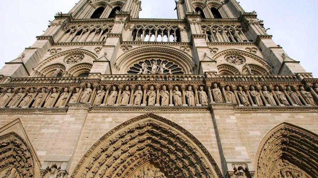 Arquitectura de la Catedral de Notre Dame: Un icono gótico en París