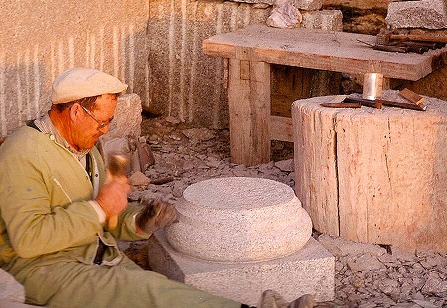 Canteros de piedra: arte y técnica en la construcción tradicional.