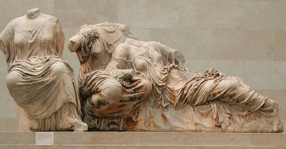 Características de la escultura griega: expresión idealizada y naturalismo anatómico.