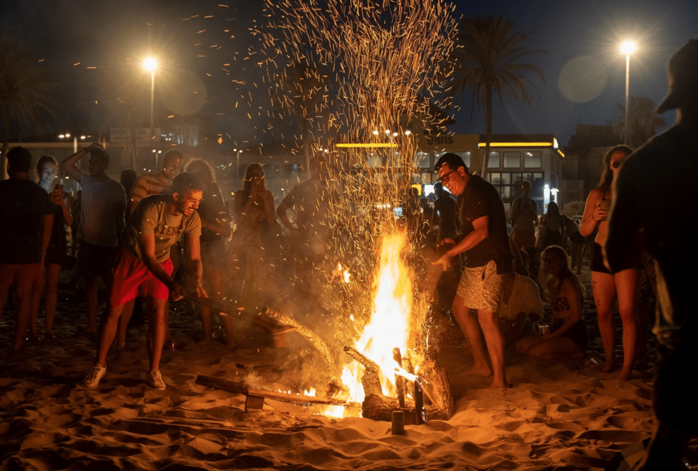 Celebración de los Ritos en la Noche de San Juan: Tradiciones y Costumbres.