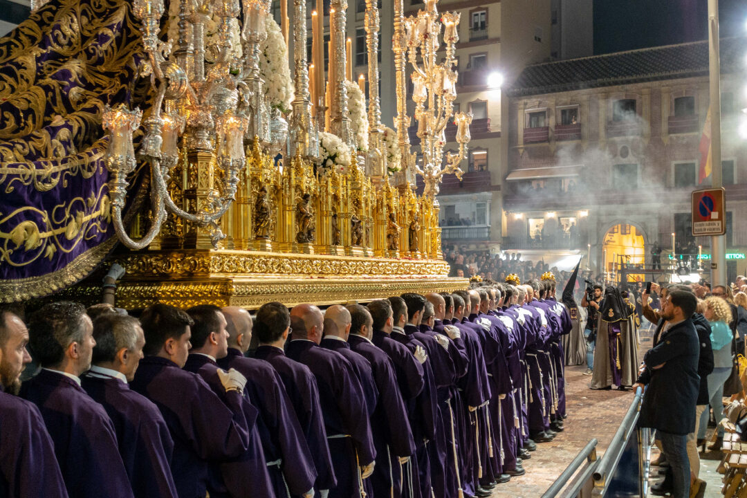 Desfile de Semana Santa: Tradición y Devoción en las Calles.