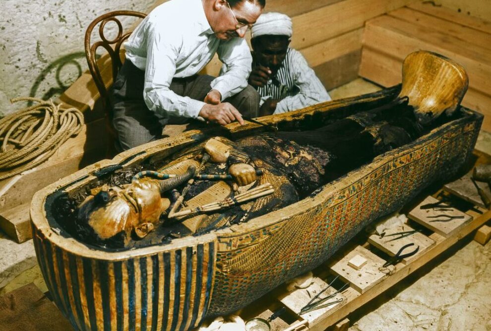 El descubrimiento de la tumba de Tutankamón por Howard Carter.