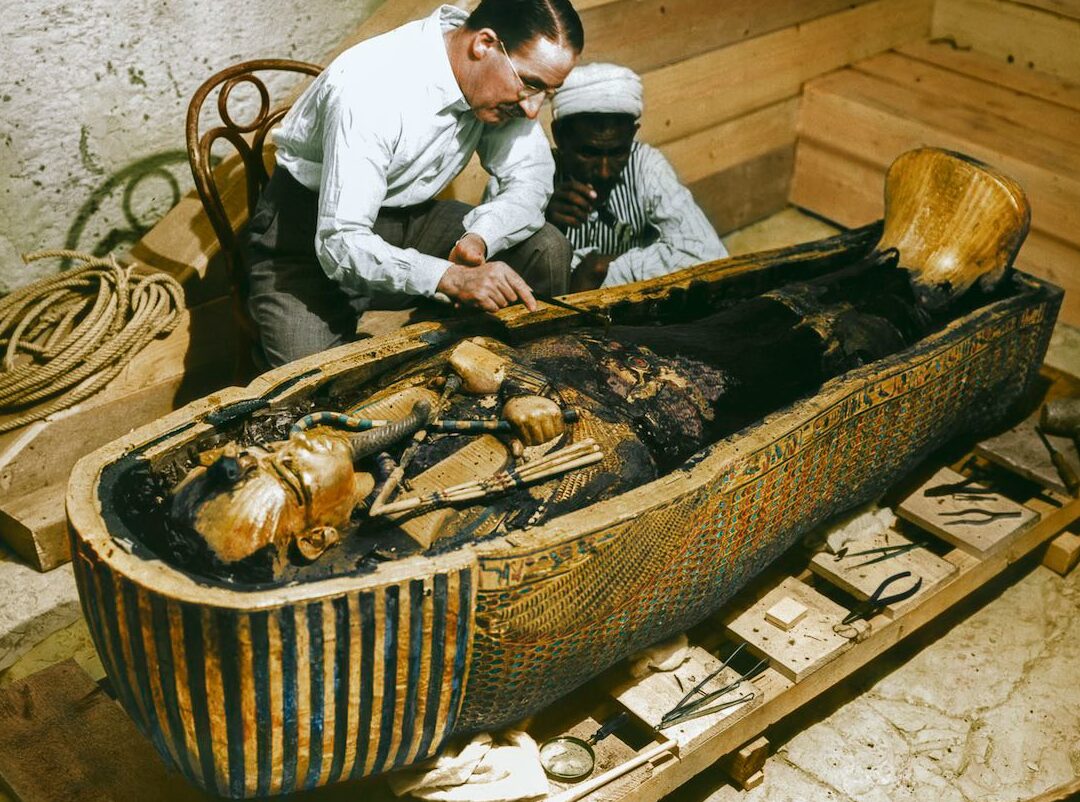 El descubrimiento de la tumba de Tutankamón por Howard Carter.