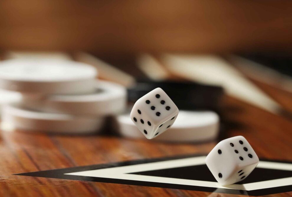 El fascinante juego de mesa chino mahjong: origen, reglas y estrategias.