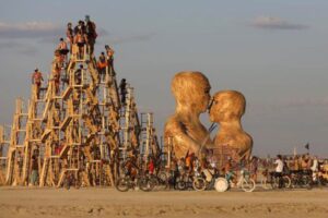 El Festival Burning Man: Arte, Música y Comunidad en el Desierto de Nevada