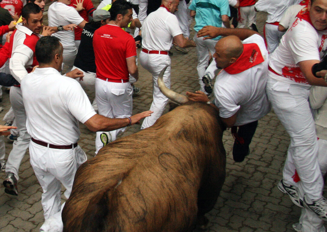 El inicio de los encierros de San Fermín: tradición y emoción.