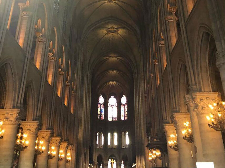 El Interior de la Catedral de Notre Dame: Arquitectura y Arte Sagrado