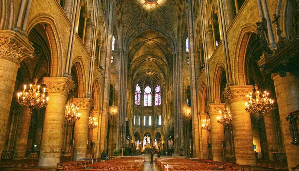 El Interior de la Catedral de Notre Dame de París: Historia y Características Arquitectónicas
