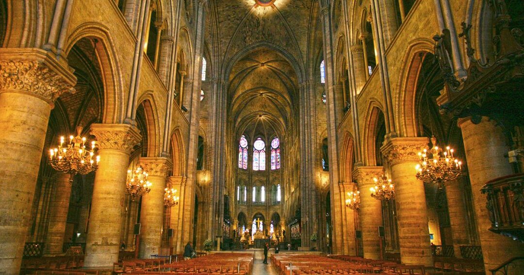 El Interior de la Catedral de Notre Dame de París: Historia y Características Arquitectónicas