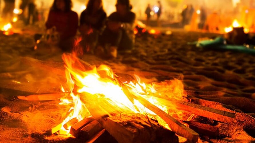 El ritual de quemar papel en la noche de San Juan.
