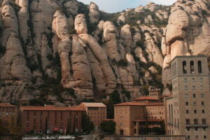 El Santo Grial en Montserrat: Historia y leyendas en la montaña sagrada.