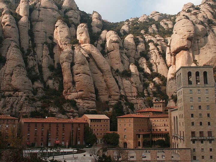 El Santo Grial en Montserrat: Historia y leyendas en la montaña sagrada.