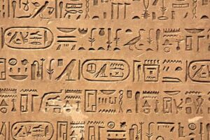 El significado de jeroglífico: la antigua forma de escritura egipcia.