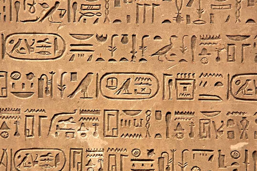 El significado de jeroglífico: la antigua forma de escritura egipcia.
