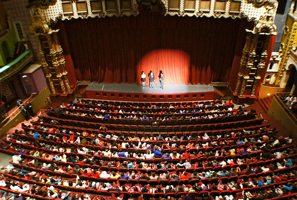 El Teatro: Definición y Características Relevantes
