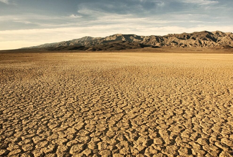 El Valle de la Muerte: Un paisaje desértico y extremo en California.