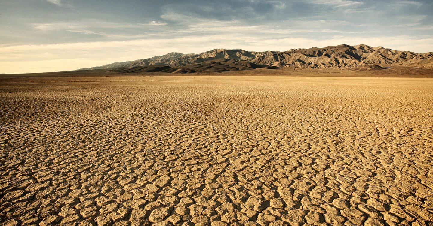 El Valle de la Muerte: Un paisaje desértico y extremo en California.