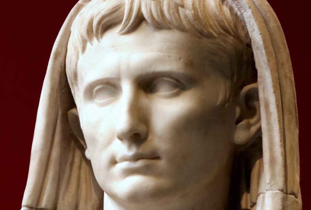 Emperador romano nacido en Hispania: Augusto, el primer emperador de origen hispano.