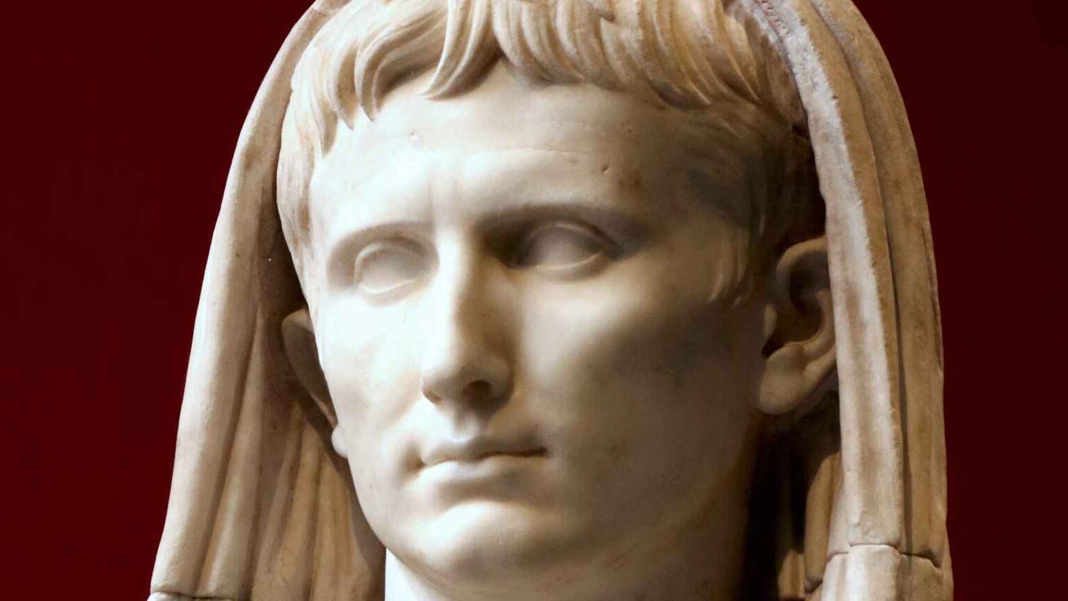 Emperador romano nacido en Hispania: Augusto, el primer emperador de origen hispano.