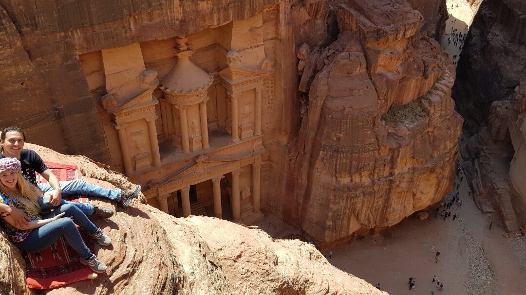 Explorando el interior de la ciudad de Petra.