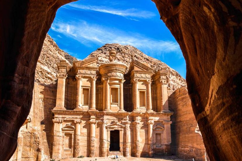 Explorando el interior de Petra, Jordania: maravillas arquitectónicas y culturales.