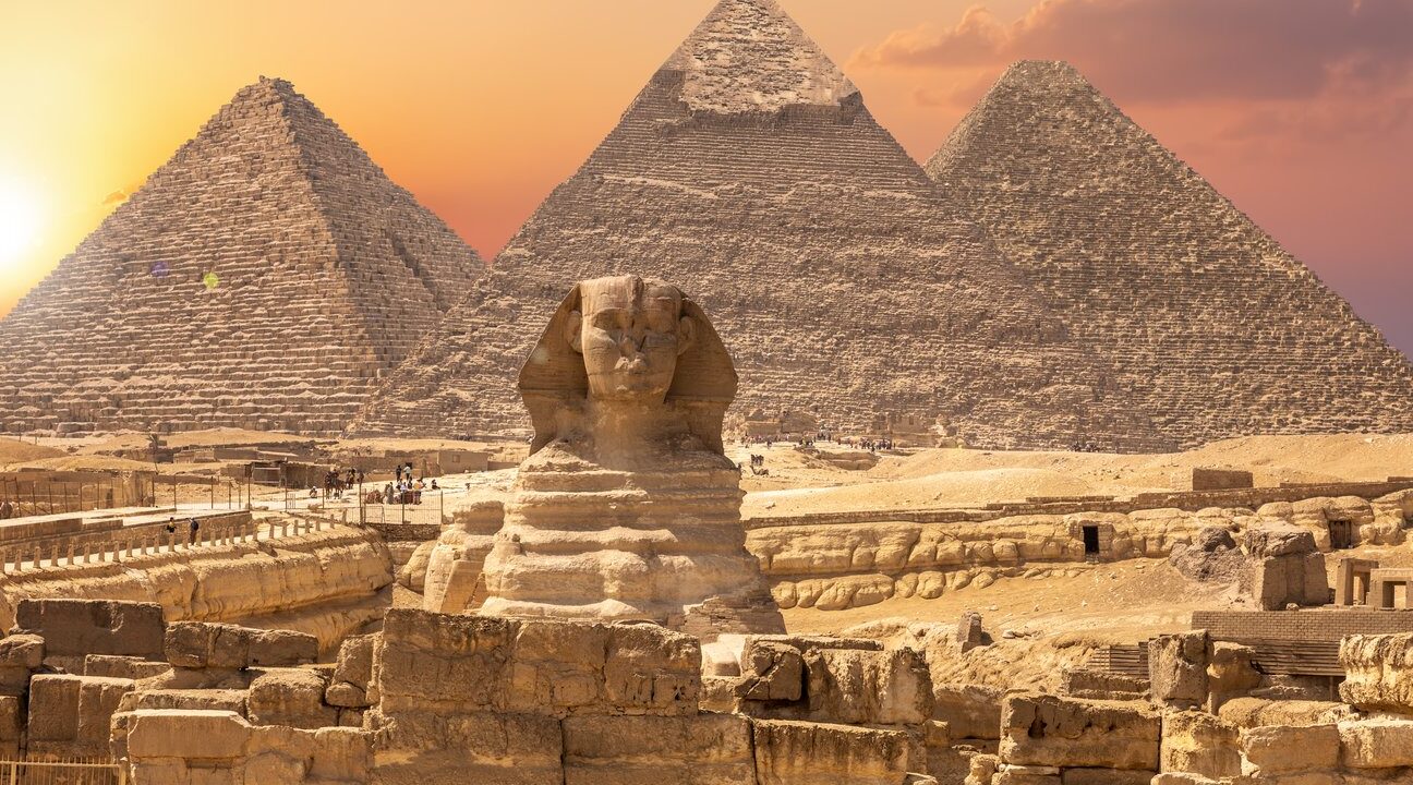 Explorando el interior de una pirámide en Egipto: Misterios y maravillas milenarias