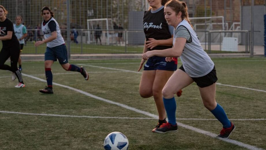 Fútbol de campo: Reglas, Equipamiento y Estrategias a tener en cuenta.