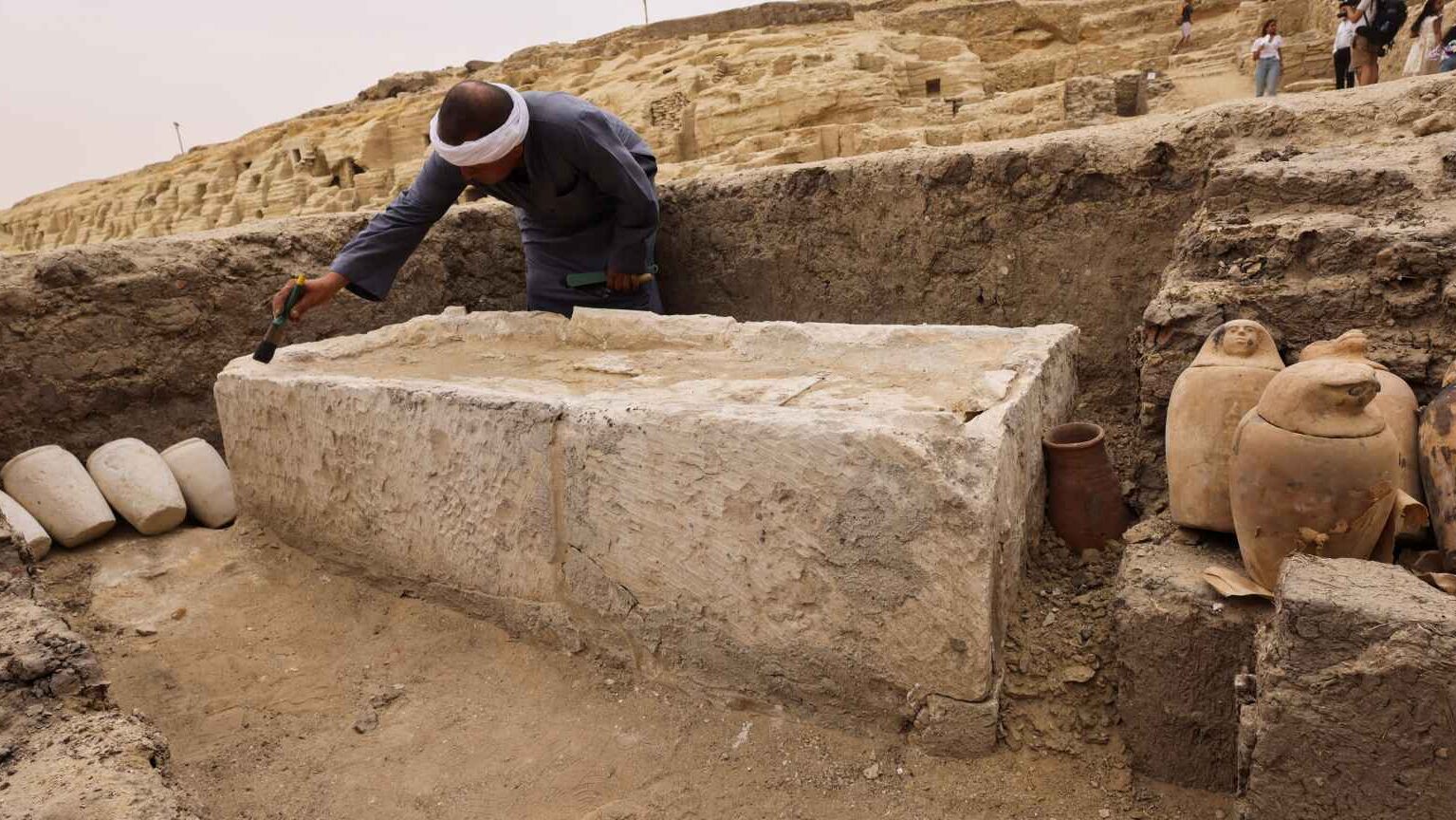 Hallazgo arqueológico revela antiguo cementerio en Egipto.