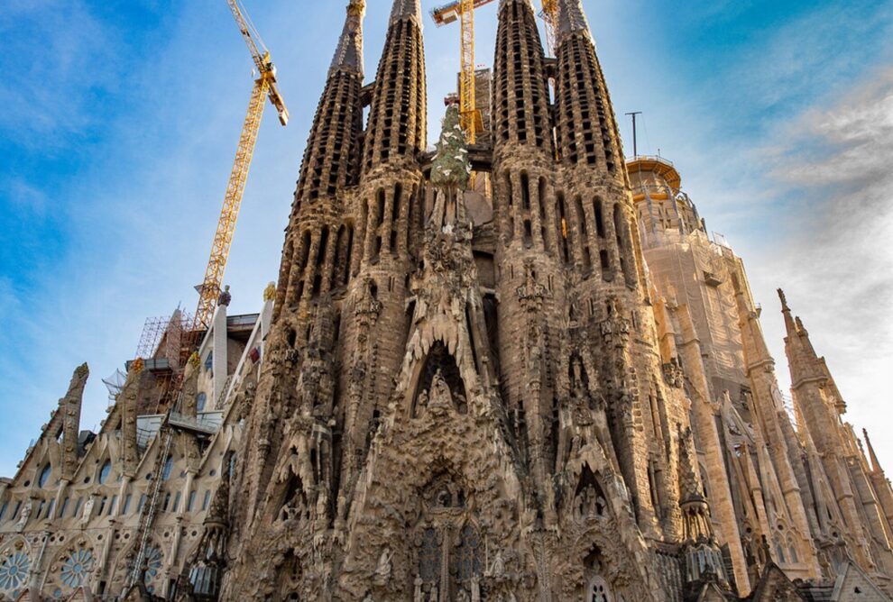 Inicio de la construcción de la Sagrada Familia, el icónico templo de Barcelona.