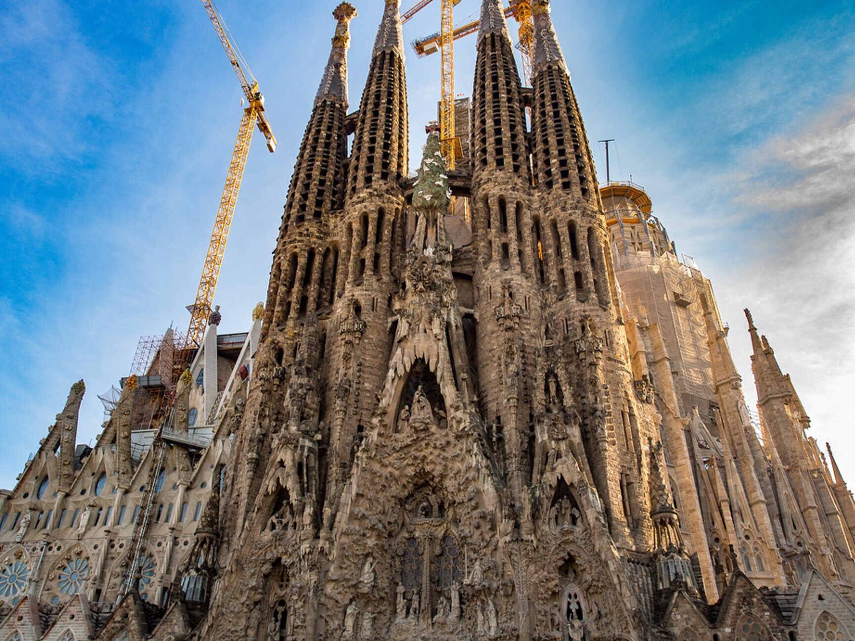 Inicio de la construcción de la Sagrada Familia, el icónico templo de Barcelona.