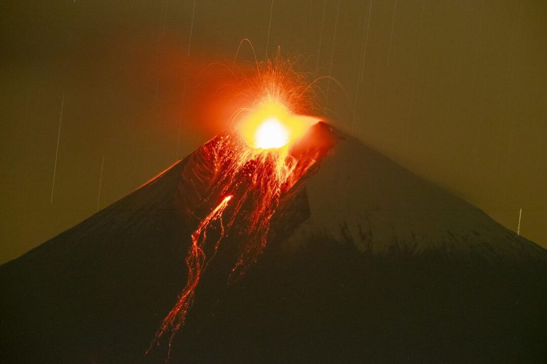 La erupción del volcán de Santorini: un evento histórico y geológico de gran magnitud.