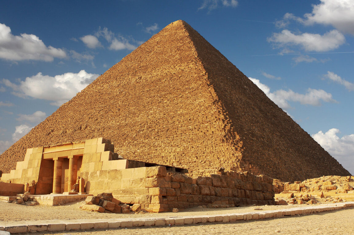 La Gran Pirámide de Keops: Monumento Histórico en Egipto