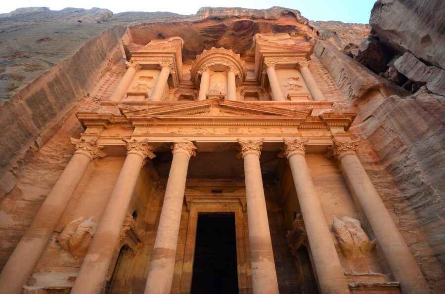 La Historia de Petra en Jordania: Desde su Fundación hasta la Actualidad