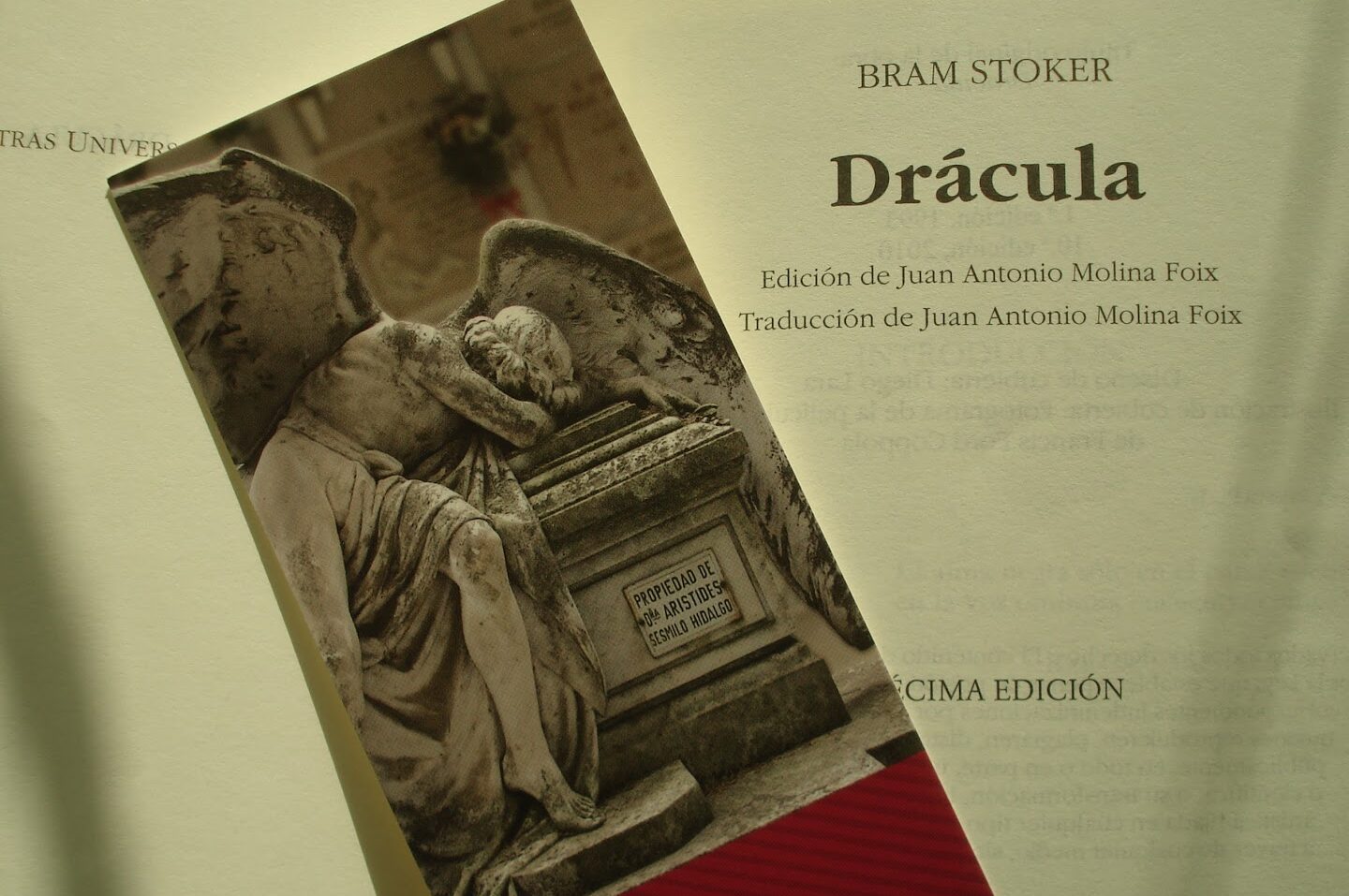 La influencia de Bram Stoker y su obra maestra Drácula en la literatura gótica