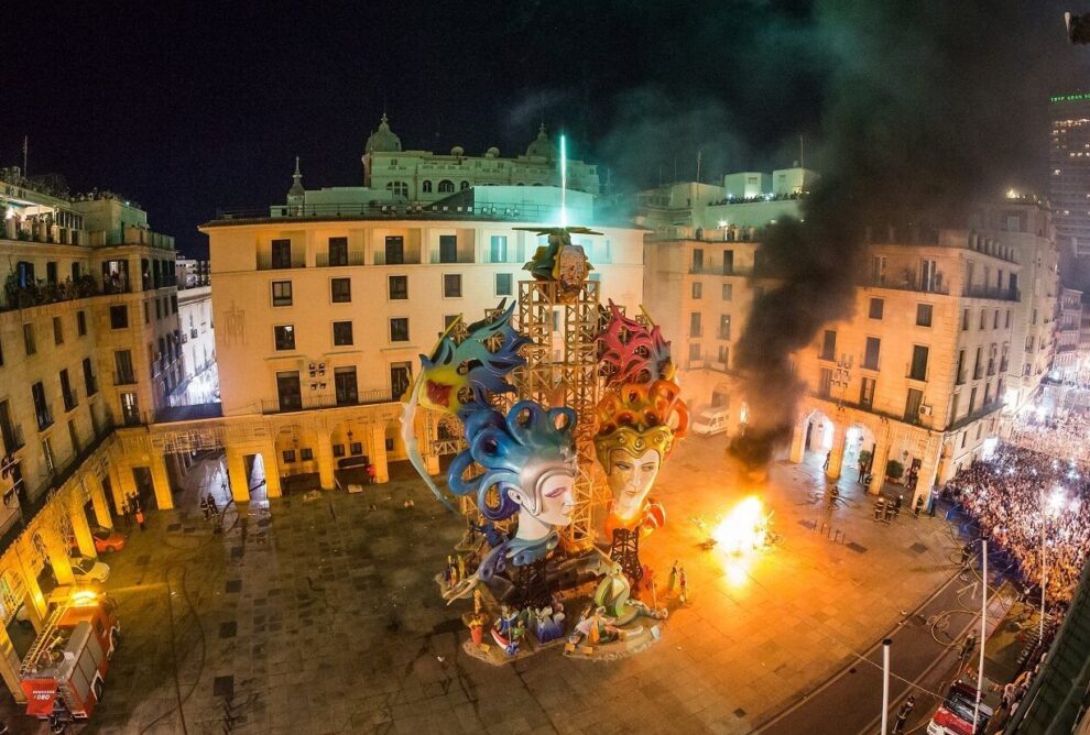 La Noche de San Juan en Alicante 2023: Tradiciones, celebraciones y eventos festivos a orillas del Mediterráneo.
