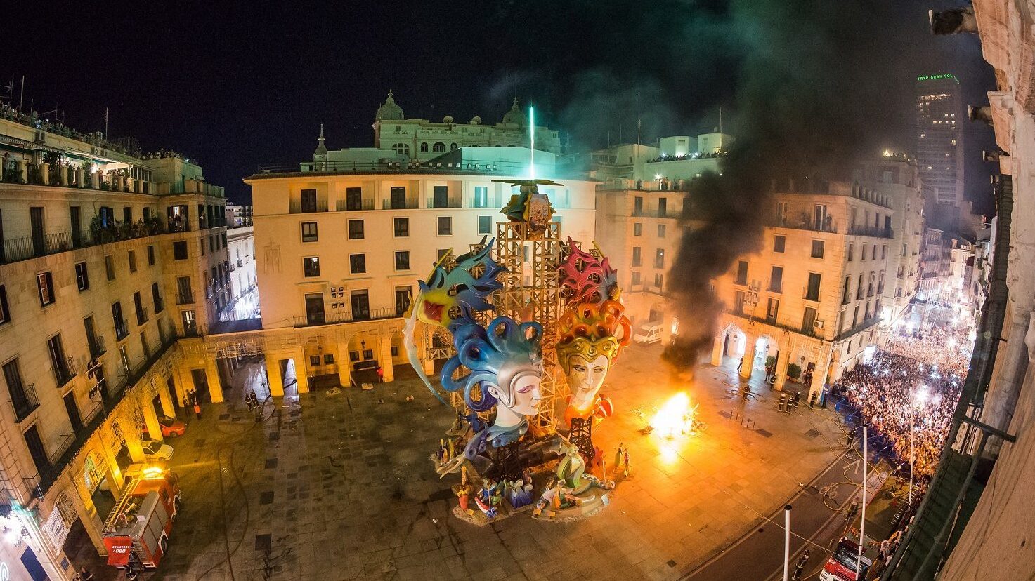 La Noche de San Juan en Alicante 2023: Tradiciones, celebraciones y eventos festivos a orillas del Mediterráneo.