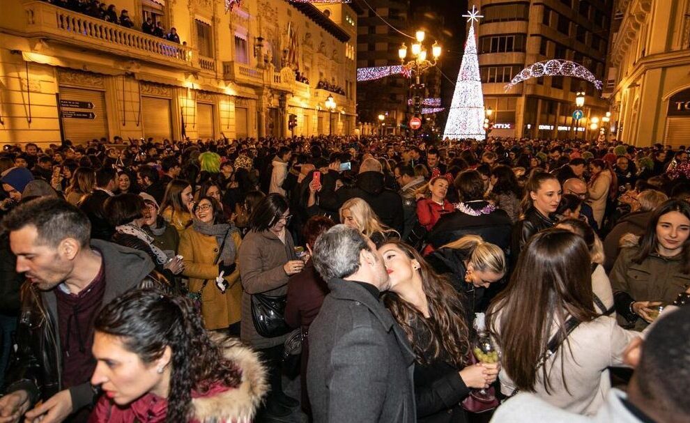 La Nochevieja en España: Tradiciones y Celebraciones festivas.