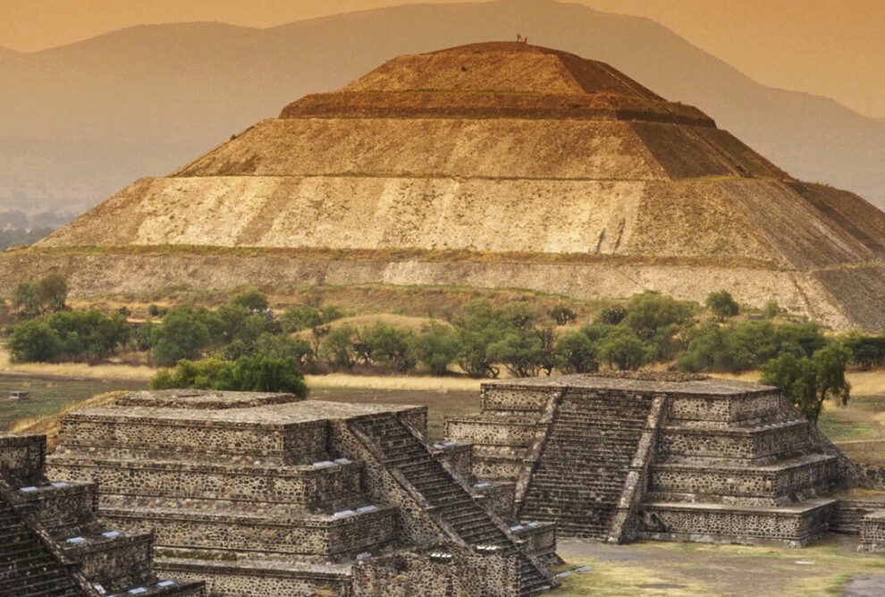 La Pirámide de la Luna en Teotihuacán: Historia y Significado