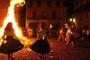 La tradición de encender hogueras en la noche de San Juan