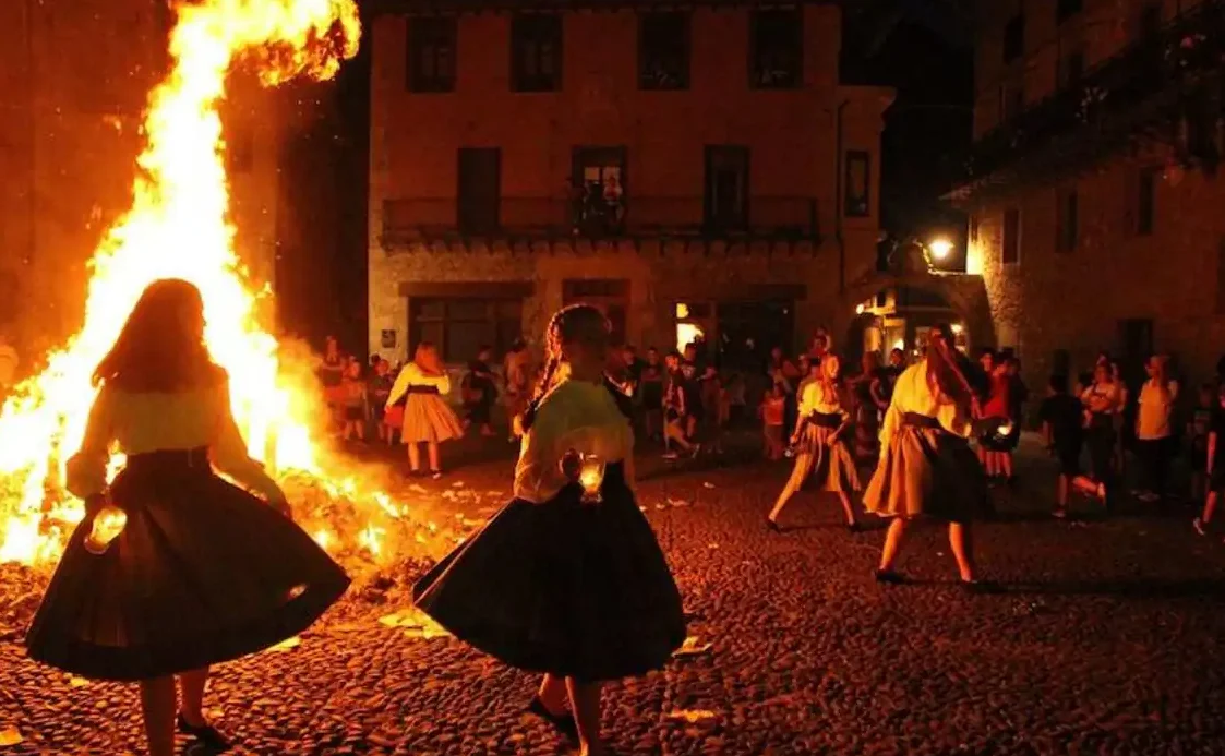 La tradición de encender hogueras en la noche de San Juan