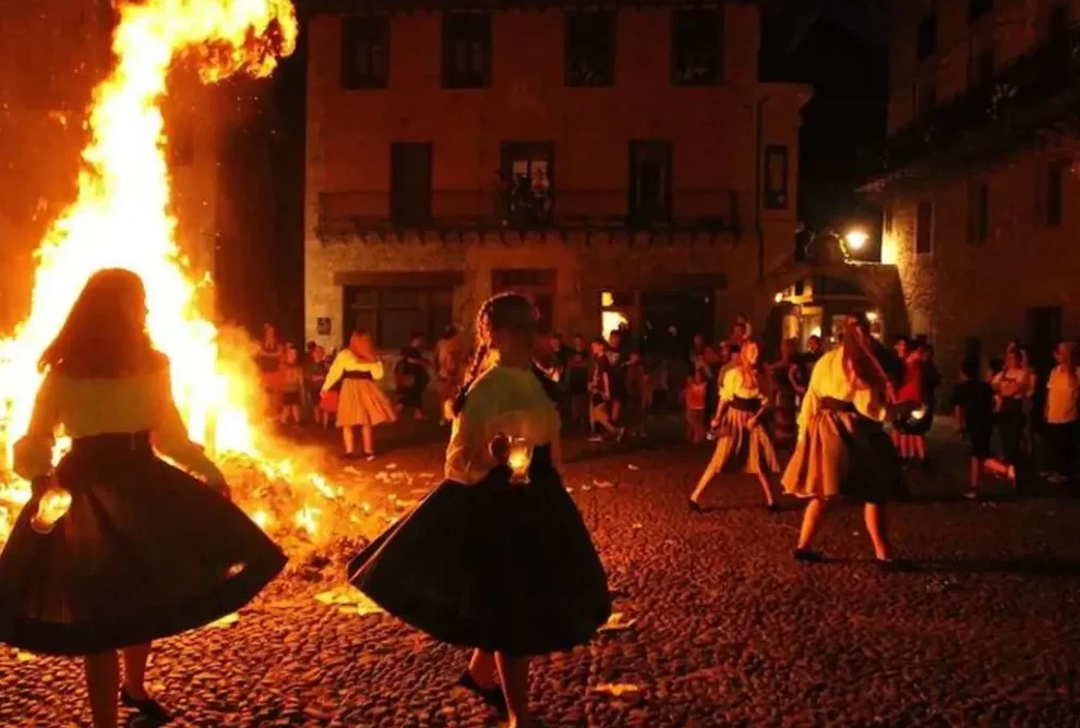 La tradición de la hoguera de San Juan y el ritual de quemar deseos