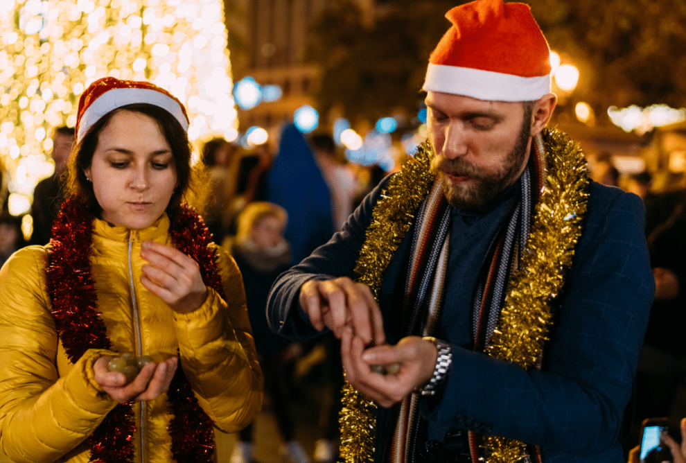 La tradición de las uvas en España: una costumbre arraigada en la Nochevieja.