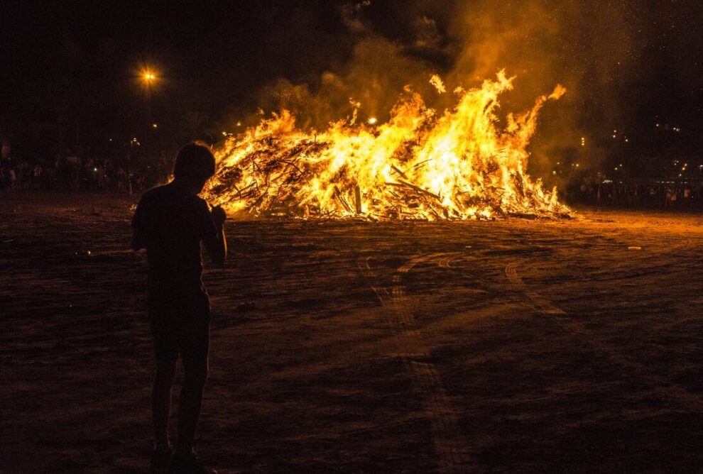 La tradición de los fuegos de San Juan: historia y celebración.