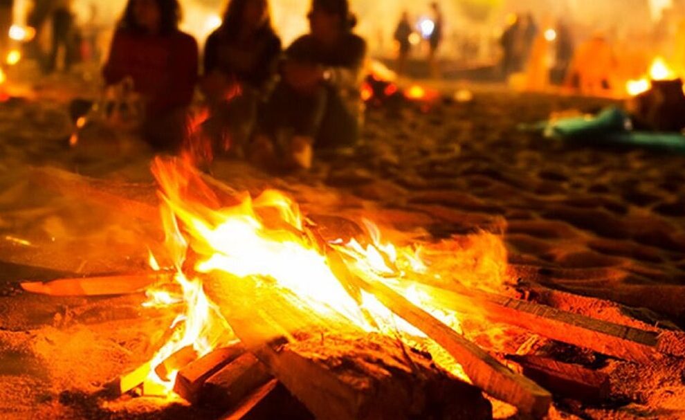 La tradición de quemar deseos en la Noche de San Juan: origen y significado