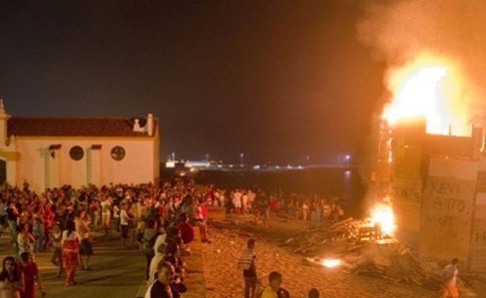 La tradición de quemar muñecos en las Hogueras de San Juan