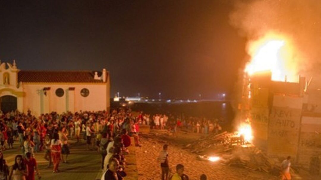 La tradición de quemar muñecos en las Hogueras de San Juan