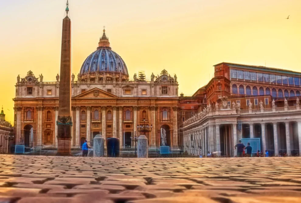 La ubicación del Vaticano en Roma: razones históricas y religiosas.