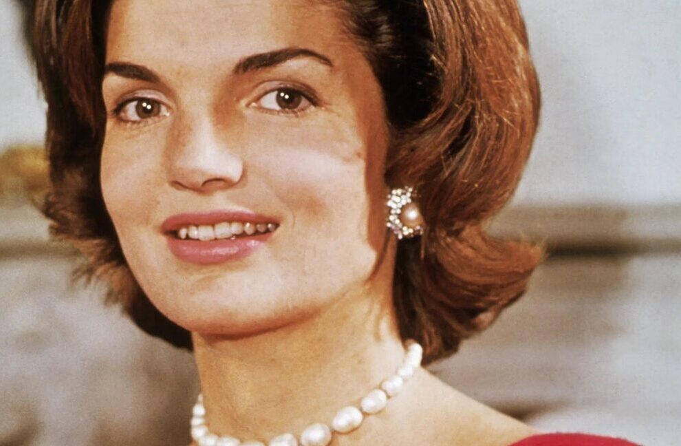 La vida de Jackie Kennedy: Icono de la moda y la elegancia.