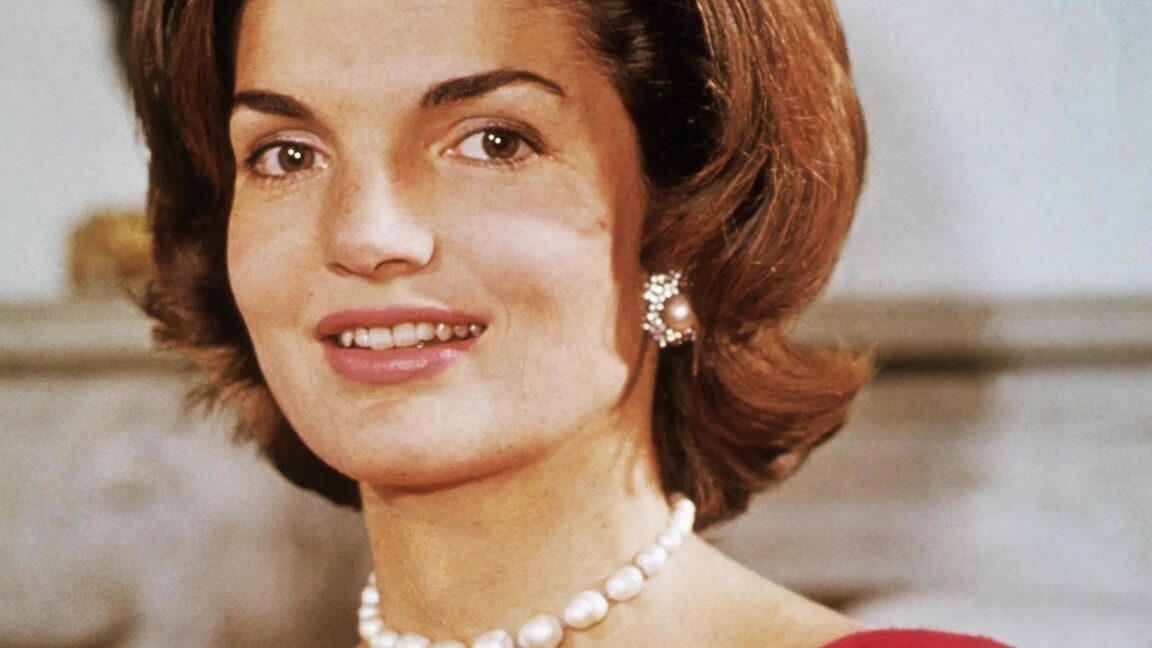 La vida de Jackie Kennedy: Icono de la moda y la elegancia.