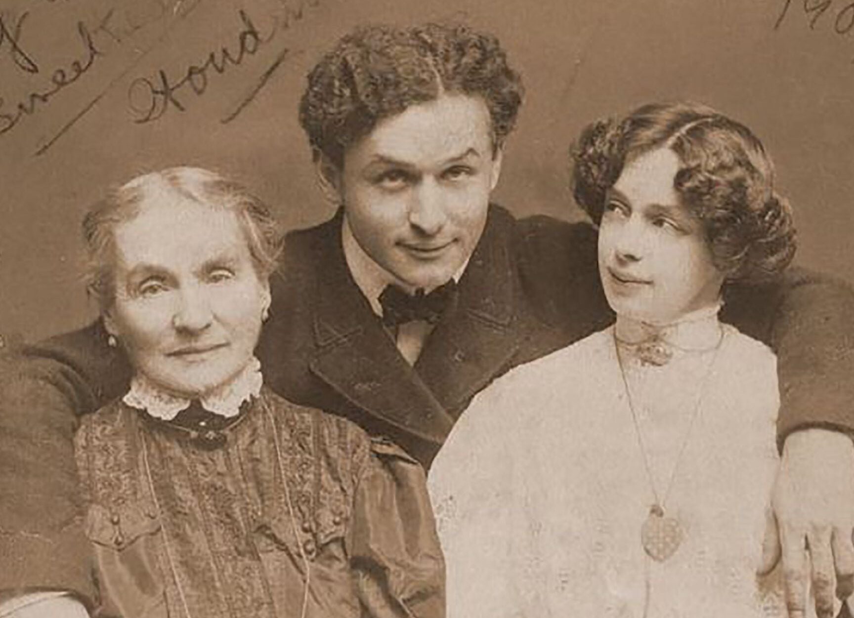 La vida y hazañas de Harry Houdini, el ilusionista más famoso de la historia.